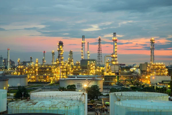 Нафтопереробний завод в драматичних сутінки в Таїланді — стокове фото