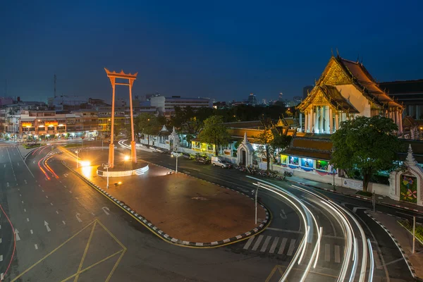 Le temple de swing et suthat géant au crépuscule du temps, bangkok, tha — Photo