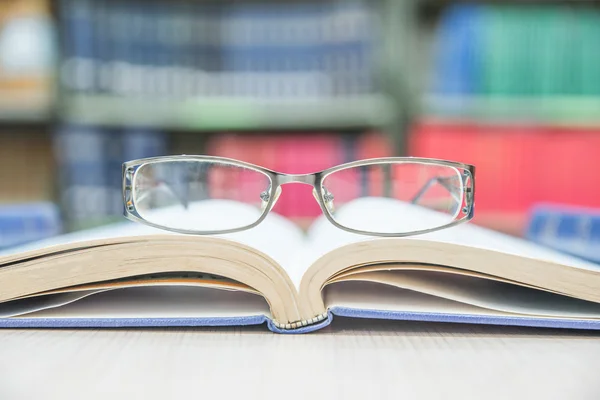 Närbild av läsglasögon på boken — Stockfoto