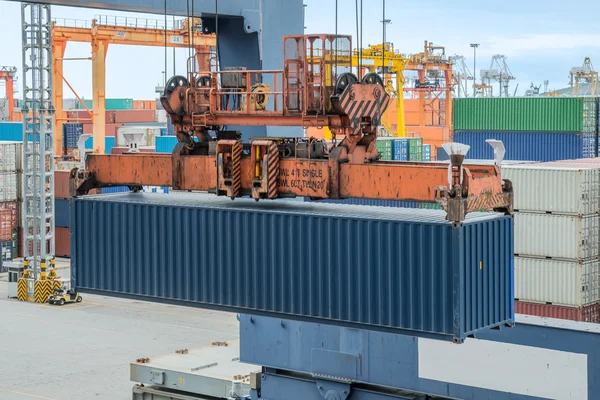 Operación de contenedores en el puerto . — Foto de Stock