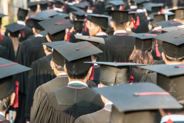 Diploma töreni sırasında arkasında mezunları.