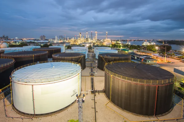 Paisaje de la industria de la refinería de petróleo con tanque de almacenamiento de petróleo — Foto de Stock