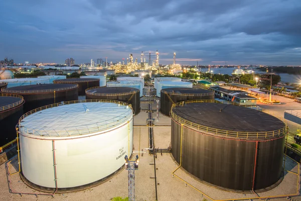 Landscape of oil refinery industry with oil storage tank — Stock Photo, Image