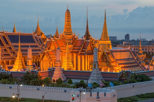 Iluminação Crepúsculo em Wat Phra Kaew, Bangkok, Tailândia — Fotografia de Stock