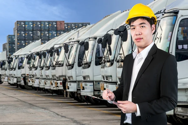 Ingeniero de transporte con camiones de una empresa de transporte en — Foto de Stock