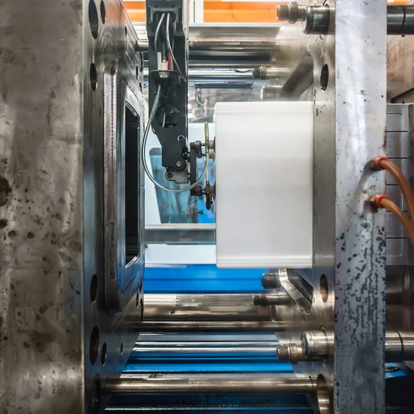 Kunststoff-Spritzgießmaschine arbeitet in Fabrik — Stockfoto