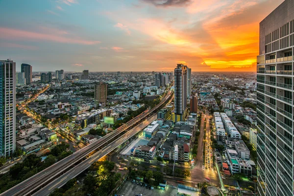 Nacht uitzicht op de Bangkok stad met mooie hemel — Stockfoto