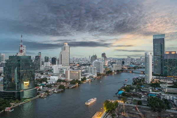 Bangkok városának éjszakai, a hotel és a tartózkodási területen a cruise — Stock Fotó