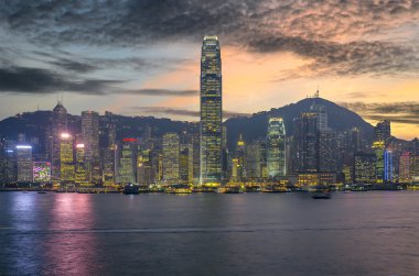 gün batımında Hong kong Limanı.