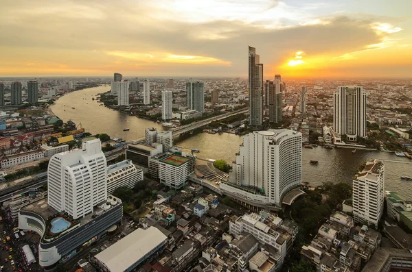 Bangkok paesaggio urbano dalla vista dall'alto con il fiume — Foto Stock