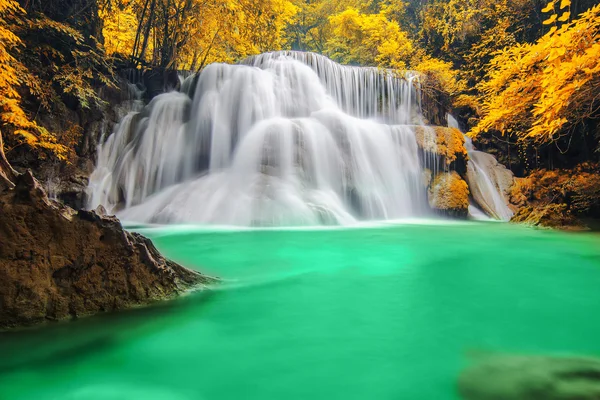 Tiefer Waldwasserfall in Kanchanaburi — Stockfoto