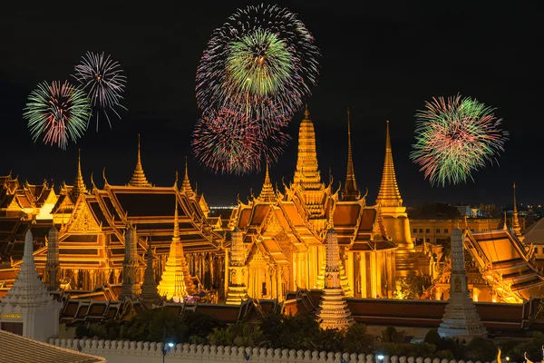 Grand palais et Wat phra keaw dans la nuit avec des feux d'artifice du nouvel an — Photo