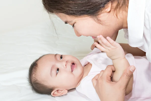 Asiática madre amamantando su bebé — Foto de Stock