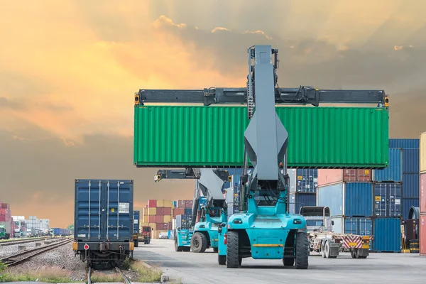 Carga de la caja de contenedores de manejo de carretillas elevadoras al tren de carga — Foto de Stock