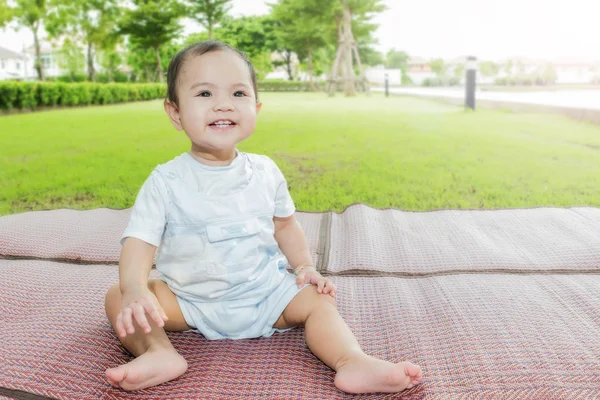 Lindo asiático bebé en parque looks en cámara — Foto de Stock