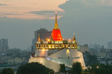 Bangkok Cityscape alacakaranlıkta, Tayland altın dağ