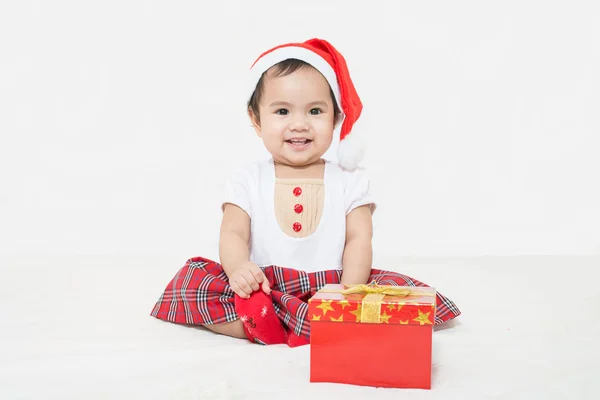 Foto de bebé asiático curioso y sorprendido en Santa cap buscando un — Foto de Stock