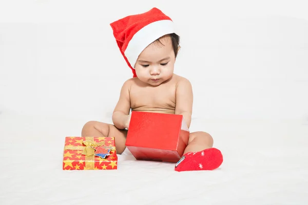 Bebé asiático con gorra de Navidad recoger algo en caja de regalo — Foto de Stock