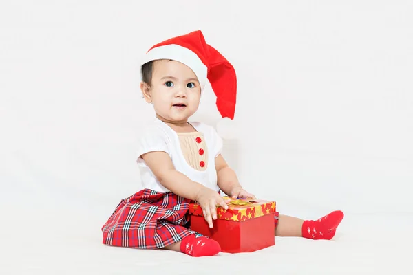 Foto de bebé asiático curioso y sorprendido en Santa cap buscando un — Foto de Stock