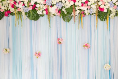 Çimlerin üzerinde çiçekler olan düğün kemeri