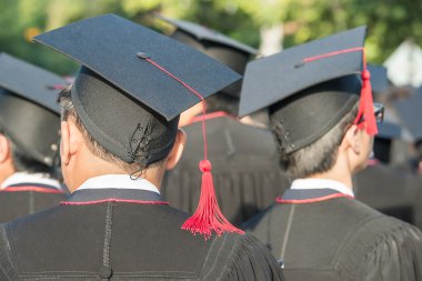 Diploma töreni sırasında arkasında mezunları.