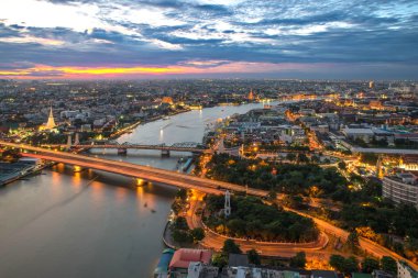 Şehir Bangkok Chao phraya Nehri boyunca görünümünü