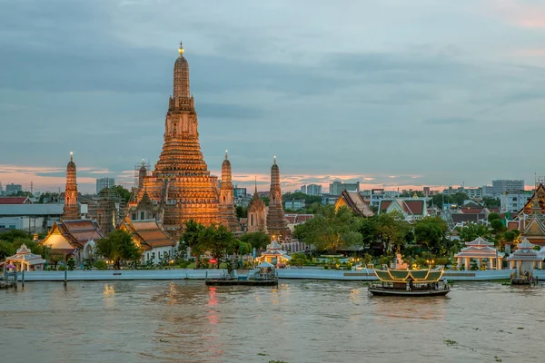 Nocny widok świątyni Wat Arun i Chao Phraya rzeki, Bangkok, Th — Zdjęcie stockowe