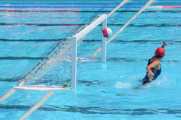 Ein Wasserball-Torwart verpasst den Ball, der ins Netz geht. — Stockfoto