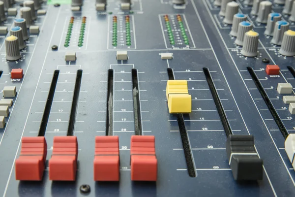 Misturador de áudio fader placa de mistura e botões — Fotografia de Stock