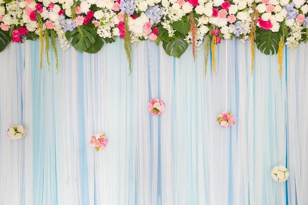 Свадебная арка с цветами на траве — стоковое фото