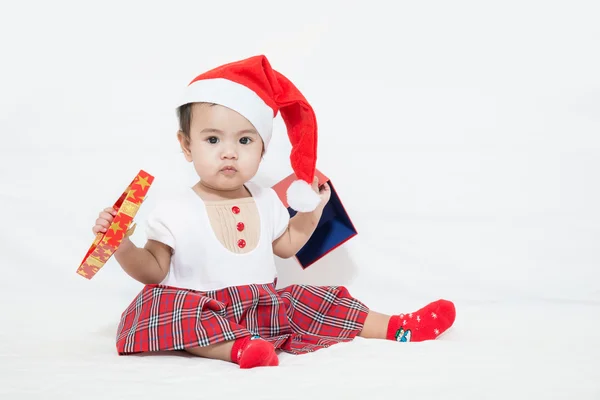 Foto de bebé asiático curioso y sorprendido en Santa cap buscando un — Foto de Stock