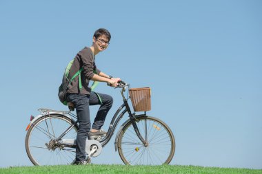 Mutlu bir bisiklet park ile öğrenci gidiyor