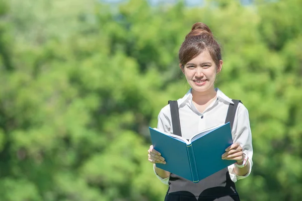 Livre de lecture étudiant adulte au collège — Photo