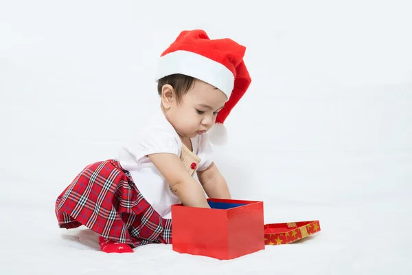 Bebé asiático con gorra de Navidad recoger algo en caja de regalo — Foto de Stock