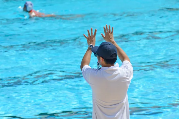 El árbitro señala en competencia de waterpolo — Foto de Stock