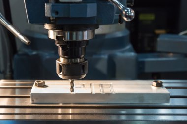 CNC fabrikada çalışmayı gravürcü