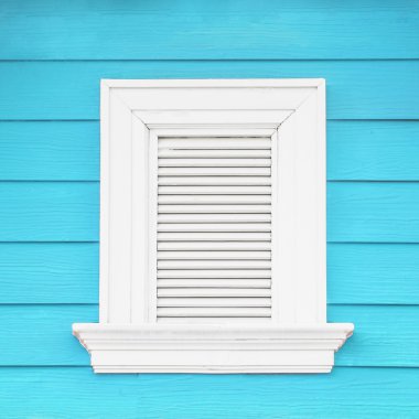 Beyaz pencere ve aqua ahşap duvar