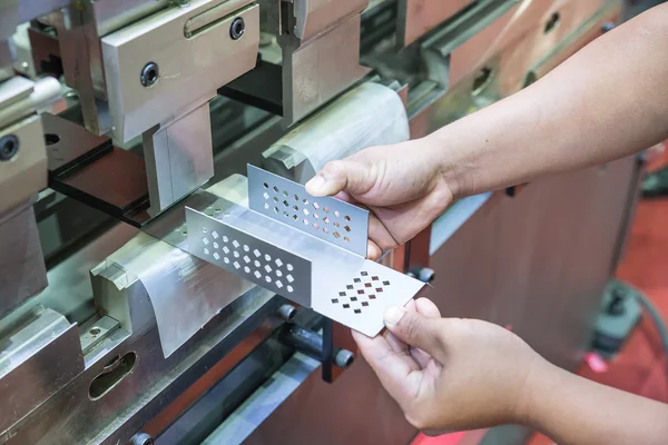 Trabalhador na oficina de fabricação operando máquina dobrável cidan — Fotografia de Stock