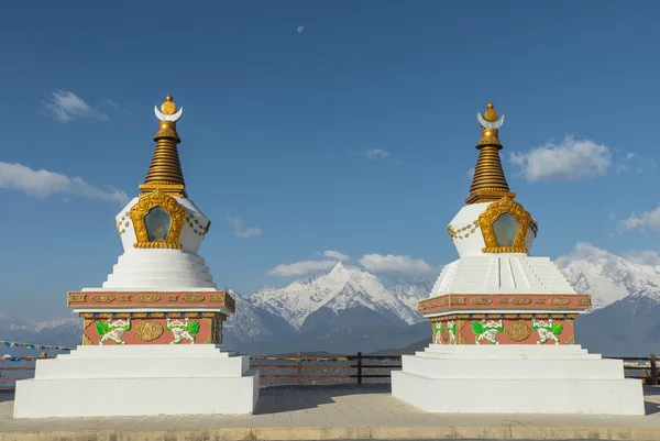 Holy white stupas at Deqing, Yunnan province, China. — Stock Photo, Image