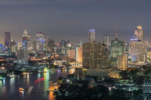 Moderne geschäftsgebäude entlang des flusses bangkok thailand — Stockfoto