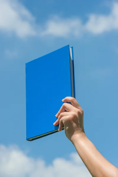 Kezében a könyv több mint a kék ég — Stock Fotó