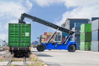Konteyner kutu yükleme yük treni için taşıma forklift