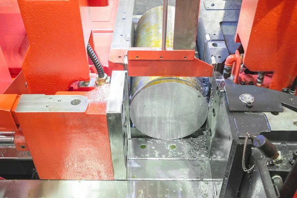 Close-up van stalen lintzaag machine werkend in fabriek — Stockfoto