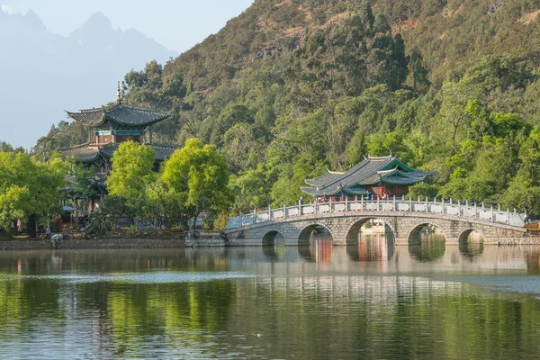 Lijiang staré město scény černý drak fondu park — Stock fotografie