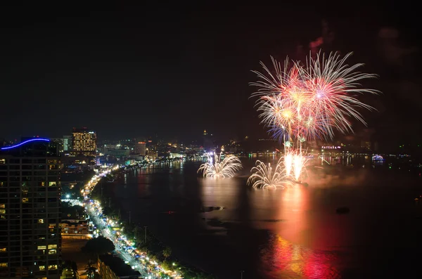 Празднование Нового 2014 - 2015 года фейерверками на пляже Паттайя, Тха — стоковое фото