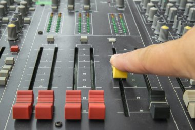 Parmak karıştırma bir Resepsiyon slayt bastırıyor. Seçici odak