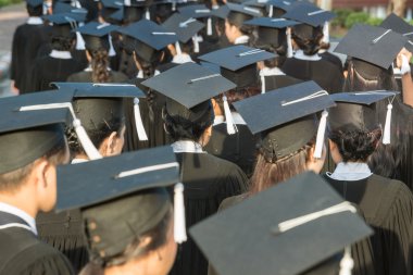 Diploma töreni sırasında arkasında mezunları
