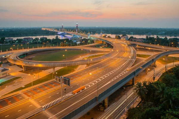 Auto-estrada e ponte de suspensão na Tailândia — Fotografia de Stock