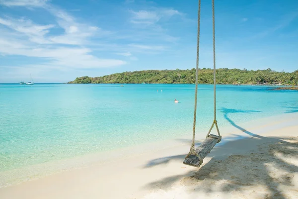 Swing hang from coconut tree over beach — Stock Photo, Image