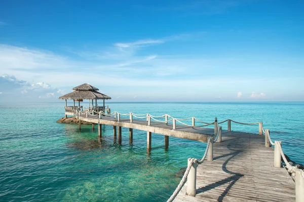 Tropikal hut ve ahşap köprü holiday Resort - yaz tatil — Stok fotoğraf
